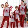 Familjmatchande kläder Xmas Family Look Christmas Pyjamas Set Santa Tree Print Mamma Dotter Dad Son Matchande kläder Baby Romper Soft Pyjamas 230920