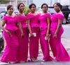 2023 Fuchsia Mermaid Bridesmaid Dresses Off Shourdeld Peplum Ruffles南アフリカの結婚式のゲストパーティーガウン