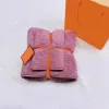 Miękkie ręczniki plażowe Coral Designer Letter Bath Ręcznik aksamit 2pcs/ zestawy domowe chłonność facecloth moda zielona biała ubrania haft ręcznika JF010 C23