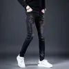 Jeans pour hommes de haute qualité, coupe Slim, pantalon en Denim noir léger, imprimés tendance, décors, pantalons décontractés déchirés, jeans de rue élégants et sexy ; 230920