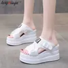 Terlik Kadın Yaz Kırmızı Kama Sandalet Platformu Süper Yüksek Topuklu Terlik Kadın Açık Mekan Kalın Alt Alt Peep Toe Slaytlar Beyaz Topuklar Q230920