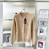 919 2023 SWEATER AUTN RUNWAY CREAT ZŁOŻONY ZŁOŻONA KARCIE CARDIGAN BARE BIAŁY KHAKI DRUKA MODA MODA Casual Women Ubrania Yuecheng