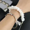 Braccialetti con ciondoli Frammenti di conchiglie naturali Bracciale con perline Gioielli bianchi in madreperla a forma speciale Decorazione personalizzata con catena a mano da donna