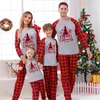 Familjmatchande kläder Xmas Family Look Christmas Pyjamas Set Santa Tree Print Mamma Dotter Dad Son Matchande kläder Baby Romper Soft Pyjamas 230920