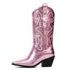 Boots Metallic Cowboy Pink Western Cowgirls för kvinnor pekade tå staplade klackade mitten av kalvvarumärkesdesign broderade skor 230920