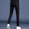 メンズジーンズ高品質のスリムフィットリッピングブラックデニムパンツジッパー装飾Motoバイカージーンズパンツスタイリッシュなセクシーなストリートジーンズ。 230920