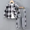 Conjuntos de roupas meninos manga longa outono casual checker contraste hoodie conjunto camisa terno velho verão moda causal xadrez crianças 230919