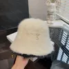 Diseñador de gorros de invierno para mujer Fuzzy Bucket Hat Bonnet Gorros de lujo Sombrero de lana cálido Moda para mujer Sombreros de ala ancha Letra dorada Chapeau G5