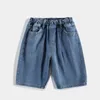 Jeans Pantaloni estivi da ragazzo in denim Versione coreana dei pantaloncini sottili a cinque punti larghi in stile occidentale per bambini grandi 230920