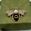 Berömda designguldbi bokstäver Luxurys Desinger Brosch Women Rhinestone Pearl Letter Brosches Suit Pin Fashion Jewelry Clothing DE264C