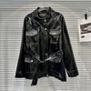 女性革のプリプンプ2023秋コレクションマルチポケット調整可能なベルトシャイニープーフェイクブラックジャケット女性コートファッションGL893