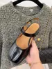 Sandały 2023 Design kobiety płaskie buty eleganckie żeńskie dzielone stóp końskie palce tabi moccasins obuwie but b111
