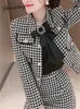 Vestido de duas peças Yitimuceng Bird Lattice Define Womens Outifits Vintage Manga Longa Tweed Blazers Escritório Senhoras Midi Saia 230920