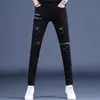 メンズジーンズ高品質のスリムフィットリッピングブラックデニムパンツジッパー装飾Motoバイカージーンズパンツスタイリッシュなセクシーなストリートジーンズ。 230920