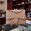 Luxurys tote çanta kadın çanta çanta tote debriyaj kanat el çantası klasik ünlü mini seyahat crossbody çantası yaz omuz cüzdan çantaları