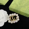Estilo clássico pérola diamante quadrado carta pinos broches de bronze vintage designer broche usado para terno camisola vestido jóias de alta qualidade com caixa