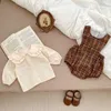 衣料品セット秋の女の赤ちゃん2pcs服セット綿の長袖レースカラーシャツヴィンテージ格子縞のノースリーブロンパースーツ幼児の女の子服230919