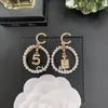 Designer Kvinnor örhängen Mens örhänge No 5 Hoop Earring Luxury Letter Smycken Pärla flätade 18K Guldörhängen Kvinnsbröllopsfest 254D