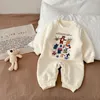 Rompers Korean Style Autumn Winter Baby Boy Girl Romper Long Sleeves Fleece Oneck Cute Little Bear Printed Childrens Jumpsuit H4700 230919