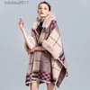 Mantello da donna Nuovo 2021 Mantelle con cappuccio da donna in pelliccia sintetica Patchwork Mantello lavorato a maglia Spessore caldo Office Lady Poncho scozzese Giacca sportiva Cappotti larghi L230920