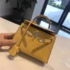 Un bolso de lujo Kaily 2023 Nueva segunda generación de piel de vaca de cocodrilo amarillo Mini moda para mujer Bandolera de un hombro Edición coreana MCL2