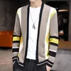 男性用セーターChaopai Korean Seater Coat Men Contrast Stripe Patchwork Leng Sleeve Autumn Winter Casuary Roose Buersatile Knitte Cardigan