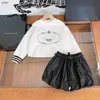 23SS Elbise Takımları Kızlar Moda Bebek Giysileri Çocuklar Sonbahar Setleri Boyut 100-150 cm 2pcs Yuvarlak Boyun Süvarisi ve Flip Cep Emelli Etek SEP01