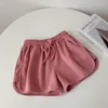 Damesshorts in effen kleur, casual sport voor de zomer, losse en dunne hardloopyogabroek met wijde pijpen