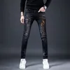 Jeans pour hommes de haute qualité, coupe Slim, pantalon en Denim noir léger, imprimés tendance, décors, pantalons décontractés déchirés, jeans de rue élégants et sexy ; 230920