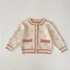 Set di abbigliamento Autunno Neonata Ragazza 2 pezzi Set di vestiti Cotone lavorato a maglia Orso Neonate Cappotto Jacquard Bretelle Pagliaccetto Completo per bambini 230919