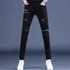 Jeans da uomo Pantaloni in denim nero strappati slim fit di alta qualità Decori con cerniera Pantaloni jeans da motociclista alla moda Jeans da strada sexy alla moda; 230920