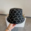 Nuovo Designer Cappello a secchiello Moda Berretti di lusso Cappelli di lana Uomo Donna Calssic Lettera Cappello a secchiello Inverno caldo Berretti neri Cappelli a cuffia invernale