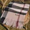 مصمم الوشاح الجديد Sciarpa Designer وشاح للنساء مصممي وشاح شال المصمم مشارب Plaid Cashmere Classic Cashmere سميكة ودافئة في الخريف والشتاء