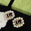 Estilo clássico Pearl Diamond Square Letter Pins Broches Brass Designer Vintage Broche usado para vestir jóias de suéter de terno de alta qualidade com caixa ww