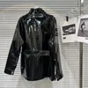 女性革のプリプンプ2023秋コレクションマルチポケット調整可能なベルトシャイニープーフェイクブラックジャケット女性コートファッションGL893