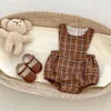 Kledingsets Herfst babymeisjes 2-delige kledingset Katoen met lange mouwen en kanten kraag Shirt Vintage geruite mouwloze romperpak Outfit voor peutermeisjes 230919