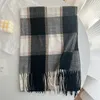 2023 Ny koreansk vinterimitation Cashmere Vintage Plaid Scarf Herr- och kvinnors sjal varma hals