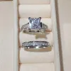 Solitaire Ring Luxe Prachtige Bruiloft Set Glanzend Vierkant Zirkonia Zoet Romantisch Feest Bruids Dames Mode-sieraden Accessoires3316