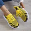 Klädskor kvinnors leopard tennis sneakers 2023 våren hösten ny mesh andningsbara sportskor damer som går springande lägenheter zapatos de mujer x0920