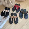 Designer Slippers Dames Vrijetijdsschoenen Sandalen Slippers Echt leer Zomer Metalen letter Rubberen zool Kalfsleer Voering van schapenvacht Slippers met platte bodem