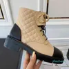 2023 – kurze Stiefel für Damen, beige, klobige Plateaustiefel, Leder-Schnürschuhe, Kampfstiefel, Kettenschnalle, niedriger Absatz, Martin-Booties, Knöchel-Luxus-Designer