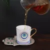 Tazze Tazza da caffè turco con piattino Set Occhio del diavolo Piatto per mano di Hamsa Piatto europeo retrò appeso Orecchio Creativo Tazza in ceramica Regalo 230919