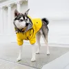 Hundkläder Pet Raincoat vindtät och regntät gula valp huva jacka Multisize Lämplig för stora medelstora små kläder 230919