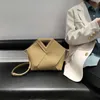 Legal Copy Deisgner 8A Väskor Online Shop 2023 Ny vår/Summer Big Bag äkta läder Tote Kvinnors stora kapacitet vävda handväska crossbody bodoaa5m