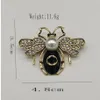 Berömda designguldbi bokstäver Luxurys Desinger Brosch Women Rhinestone Pearl Letter Brosches Suit Pin Fashion Jewelry Clothing DE264C