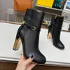 Stivaletti con tacco alto in vera pelle nera di alta qualità Stivaletti firmati da donna con tacco a spillo con decorazione con fibbia con dettagli ritagliati e scarpe con cerniera laterale in metallo color oro