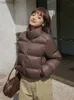 Parkas de plumón para mujer Zoki Streetwear Parkas cortas gruesas Moda para mujer Abrigos hinchados cálidos de invierno Bolsillos de moda Chaqueta acolchada de algodón para mujer L230920