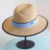 Nueva llegada de verano Moda M Carta Sombrero de paja para mujeres Grande M Panamá de paja Fedora Viajes para mujeres Beach Sol Hats265q