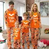 Trajes a juego de la familia Ropa de fiesta de Halloween Madre Padre Niños Pijamas a juego Conjunto Casual Ropa de dormir suelta Patrón de letras 2 piezas Traje Family Look T230921