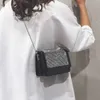 Sacs à bandoulière, le design du sac ressemble à une niche et un petit sac pour les femmes en 2023. Le nouveau sac à bandoulière en cuir verni pour femme est carré élégant